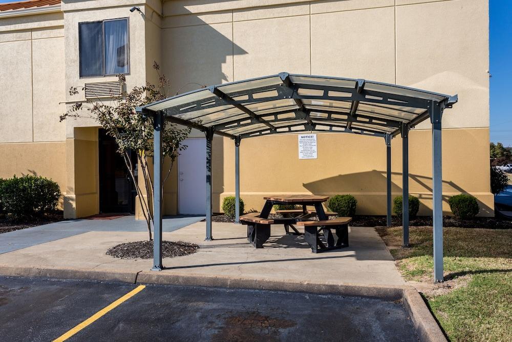 Comfort I-40 Inn 2*